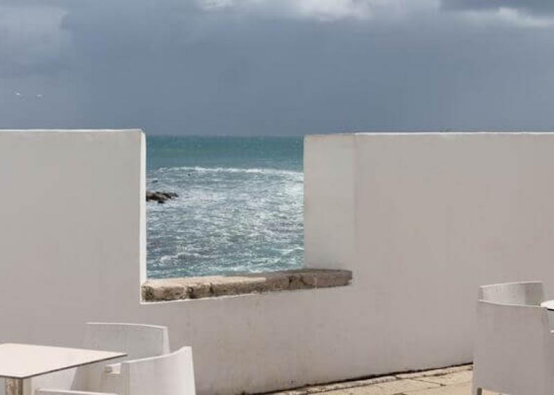 Cascais lungomare con sedie e vista sul mare