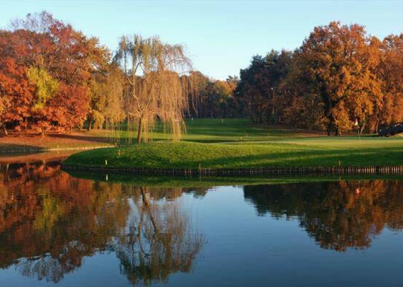 Castelconturbia: ostacolo d'acqua con alberi e verde