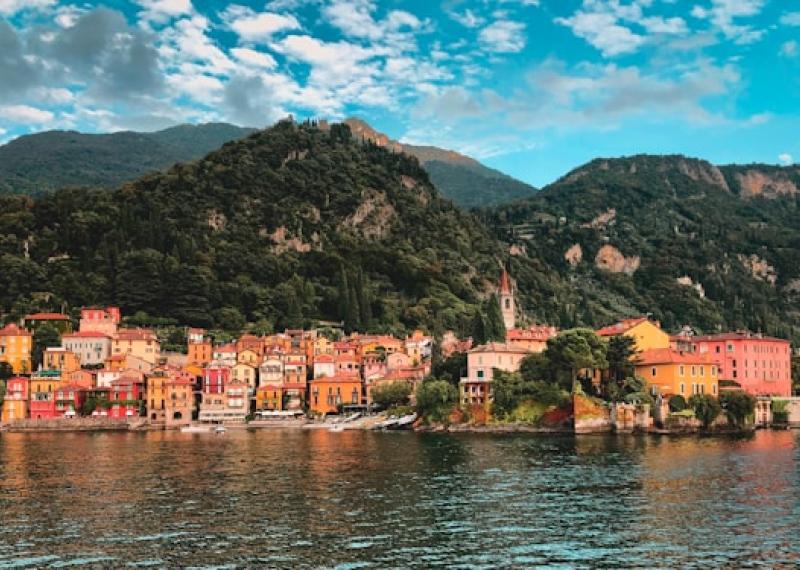 Lago di Como con città e montagne sullo sfondo