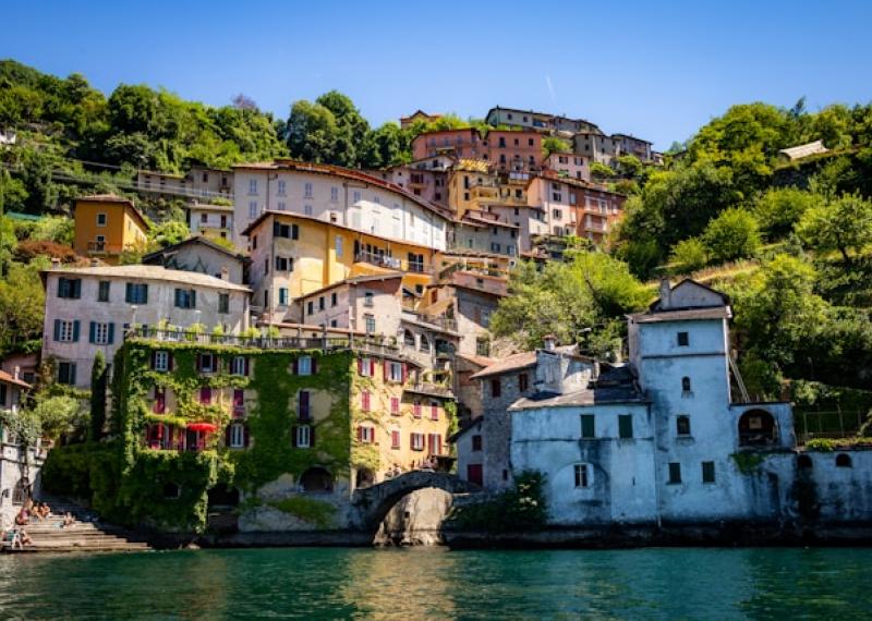 Lago di Como con case sull'acqua