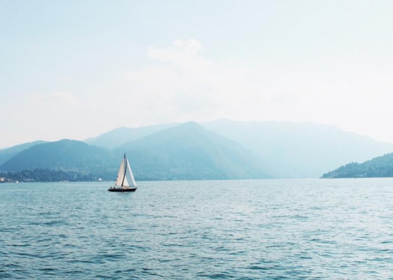 Lago di Como con barca a vela 