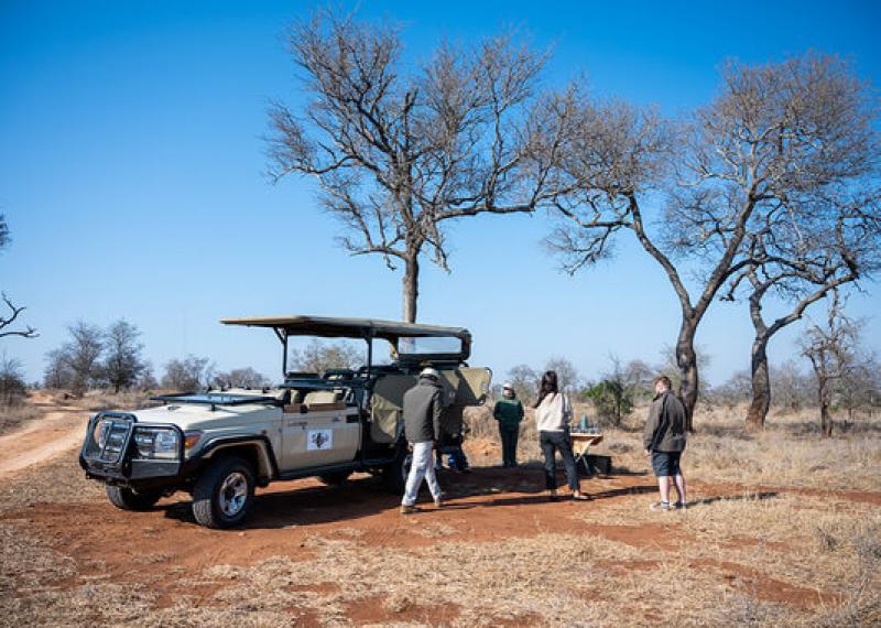 Imbali safari cwith car and group