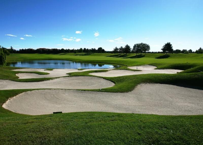 Le Robinie fairway con bunkers