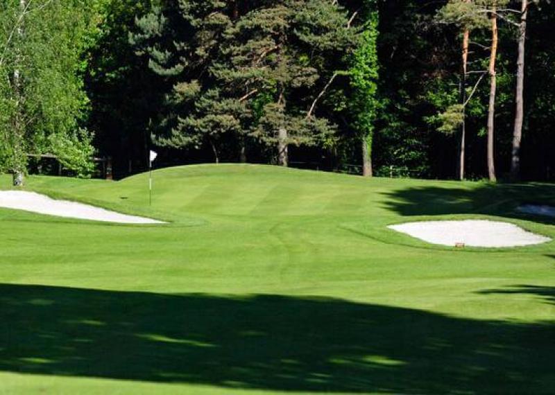 Vista sul fairway e sui bunkers del golf di Menaggio