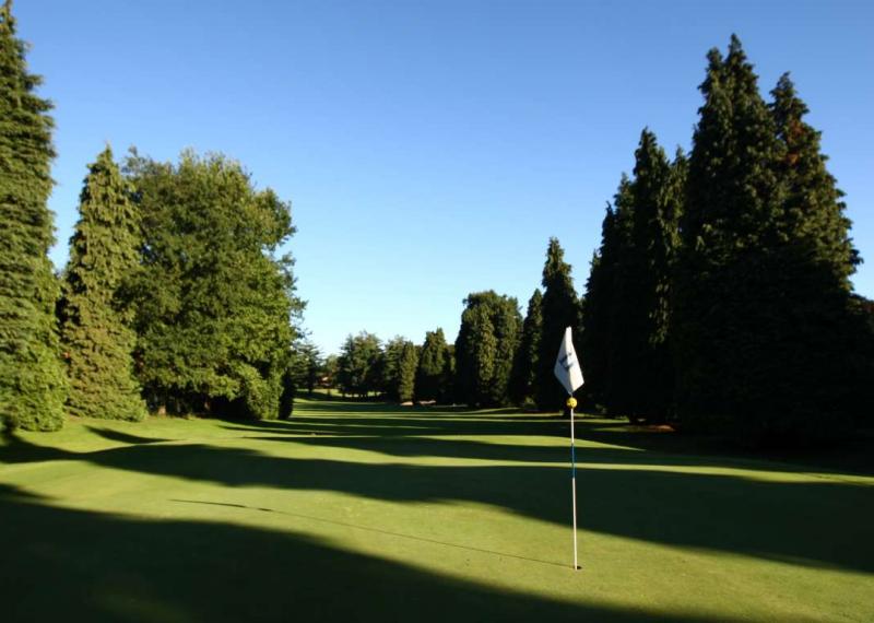 Vista sul fairway e sul green del Monticello Golf