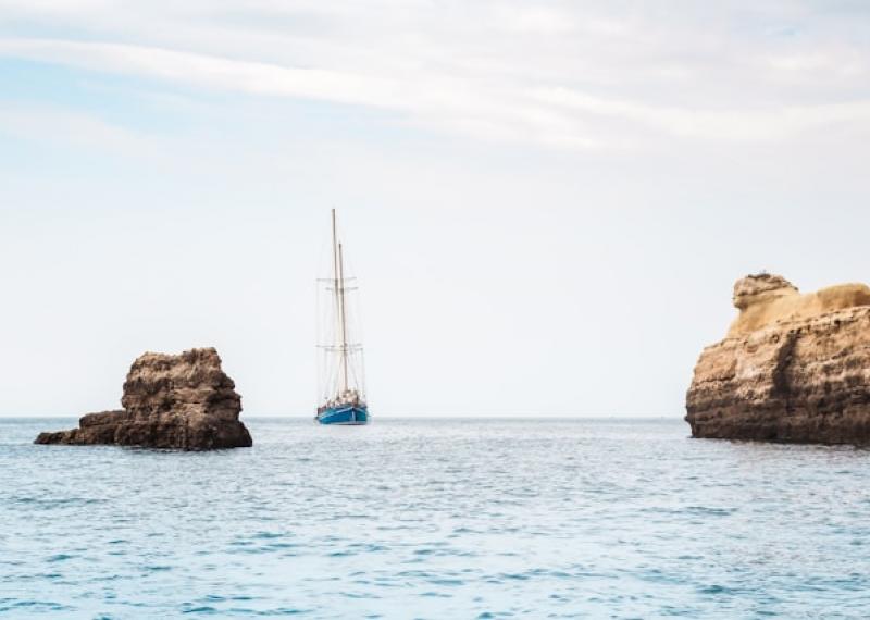 Mare di Vilamoura con barca a vela e scogli