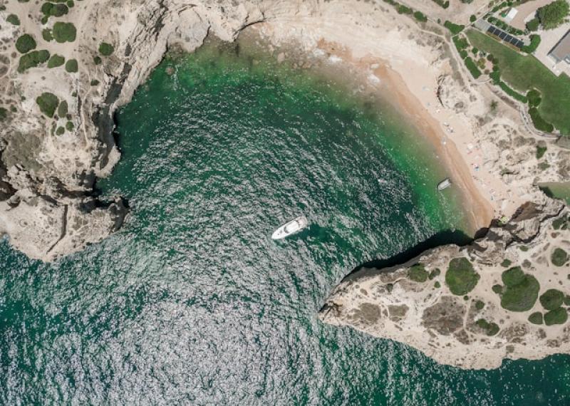 Costa di Vilamoura vista dall'alto con acqua verde