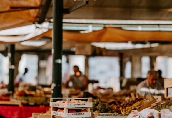 Mercato di strada a Venezia, Italia