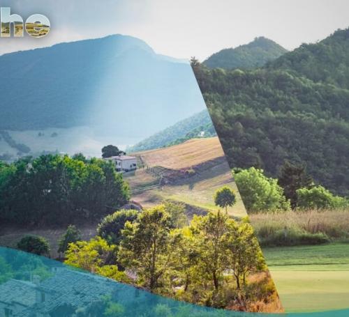 Marche panorama e campo da golf con verde e montagne circostanti