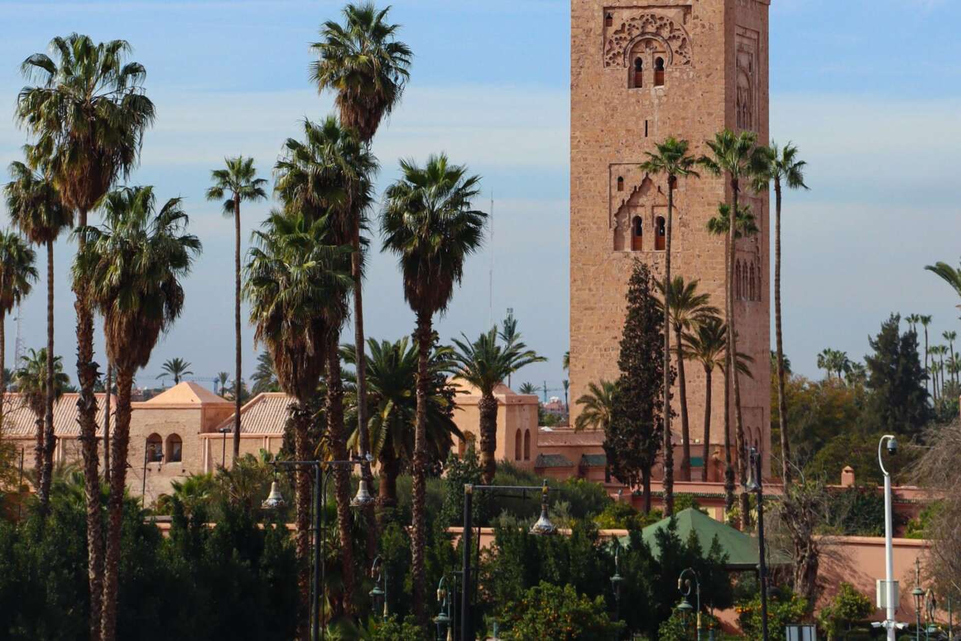 Minareto della Koutoubia e palme di Marrakech, Marocco — viaggi di golf